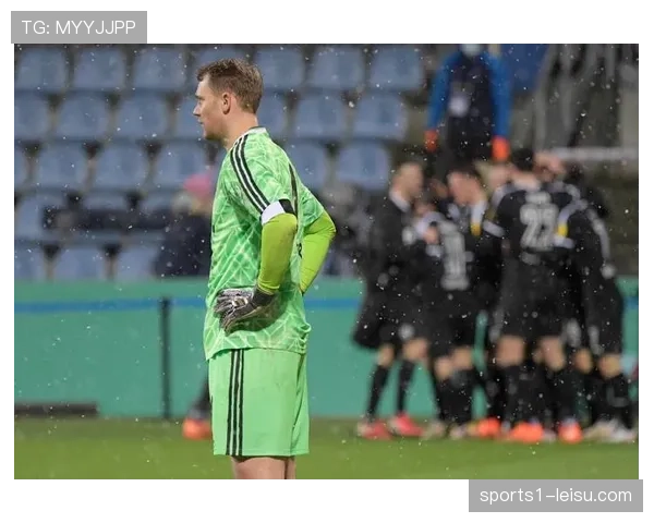 弗赖堡霍勒门前补射得手,抓住诺伊尔失误扩大比分 弗赖堡霍勒门前补射得手,抓住诺伊尔失误扩大比分